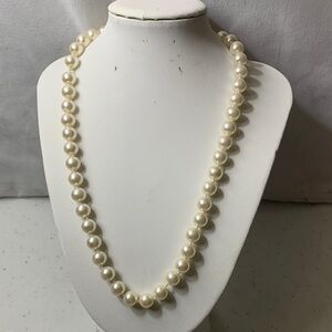 Elegant Faux Pearl Necklace